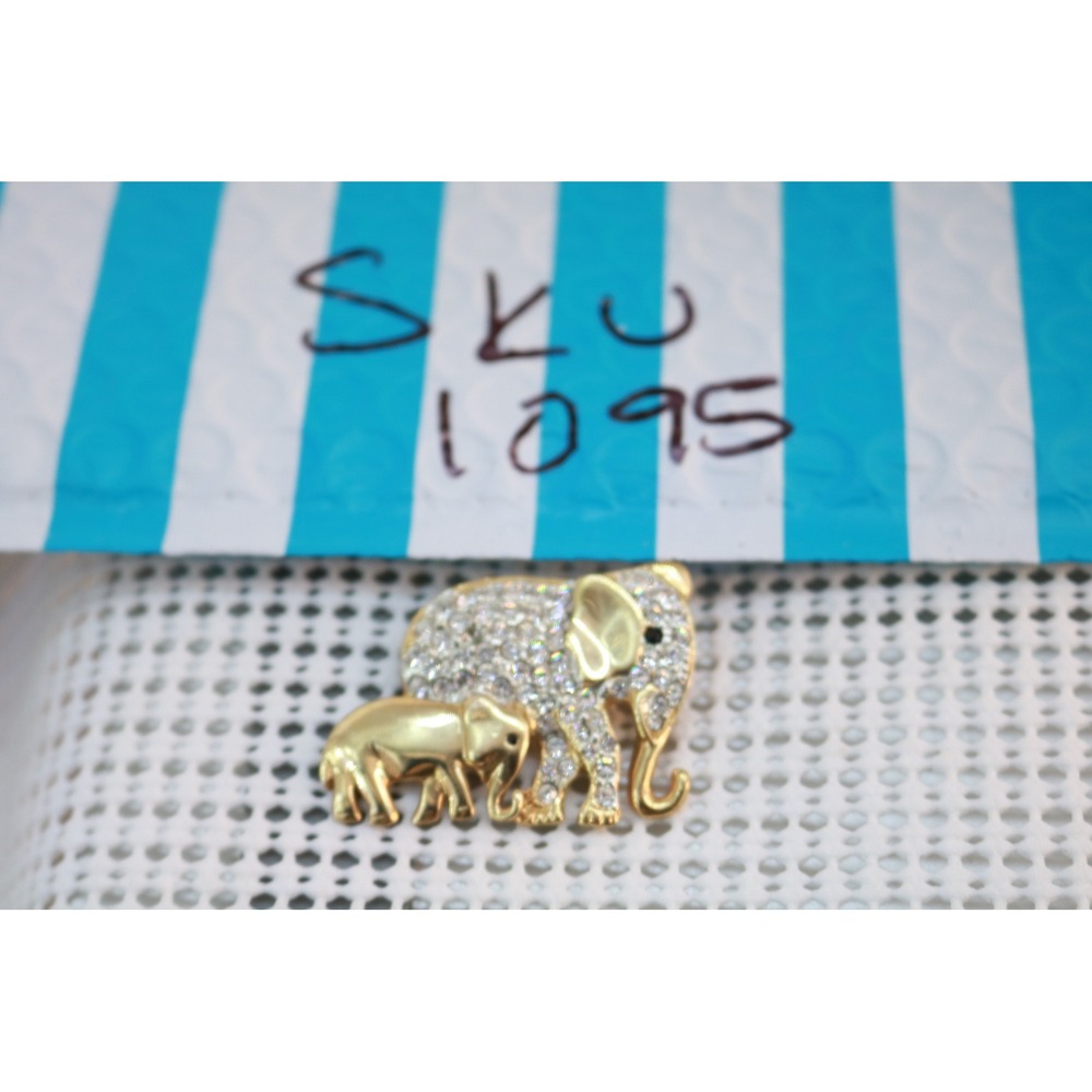 Unbranded Brooch Women OS Gold Elephant Rhinestone Mother and Baby Pin Animal